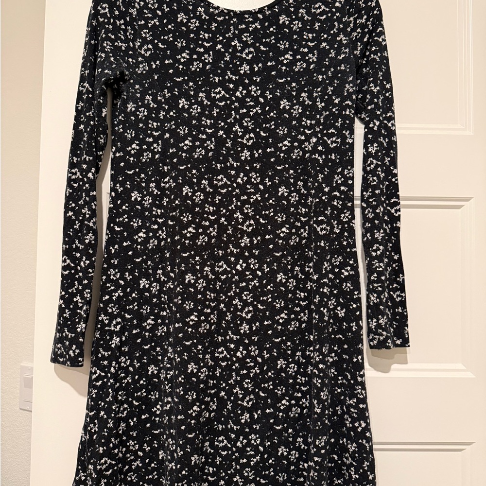 3/10$ Chic Black Floral Long Sleeve Dress